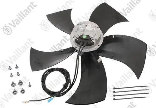 Vaillant Gebläse mit mehreren schwarzen Rotorblättern, Motorantrieb in der Mitte, umgeben von Schrauben und Kabeln für die elektrische Verbindung.